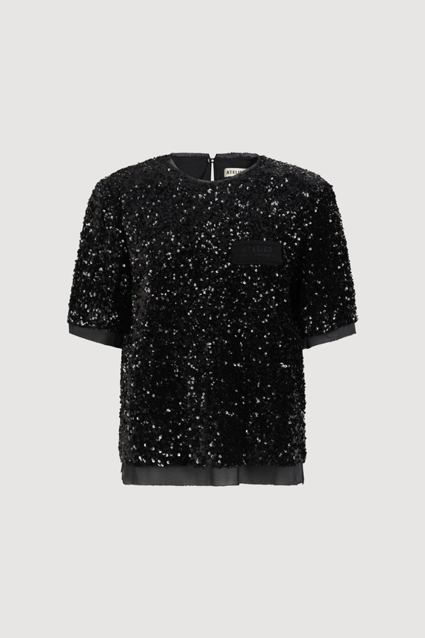 [Atelier] 스팽글 하프 슬리브 블라우스 (블랙)는 여성 의류 상의, 블라우스 카테고리에 속합니다. 클래식하고 유니크한 스타일을 연출하며, 사계절 내내 착용 가능합니다. 벨벳 소재에 실버 스팽글 장식이 더해져 화려함을 더하고, 뒤 단추 여밈과 가슴 니트 장식이 특징입니다. 일자핏 크롭 기장의 반소매 블라우스로, 데이트룩, 파티룩, 연말 모임룩은 물론 시크하고 미니멀한 스타일을 완성합니다. 안감은 스트레치 소재로 편안한 착용감을 선사합니다.
