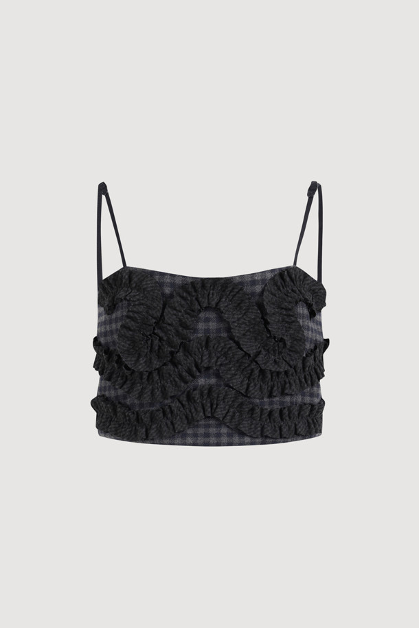 [Atelier] 러플 포인트 체크 탑 블라우스 (멀티 컬러)는 가을, 겨울 시즌에 어울리는 여성 블라우스입니다. 울 소재 50% 함유로 부드러운 촉감을 자랑하며, 두꺼운 두께감으로 따뜻하게 착용할 수 있습니다. 클래식하고 유니크한 스타일의 멀티 컬러 체크 패턴과 스퀘어넥 디자인, 크롭 기장이 특징입니다. 긴 소매와 프릴 디테일, 뒤트임으로 포인트를 더했으며, 레귤러 핏으로 편안하게 착용 가능합니다. 데이트룩, 모임룩, 가을 나들이룩에 어울리는 스타일로, 미니멀, 시크한 분위기를 연출할 수 있습니다.
