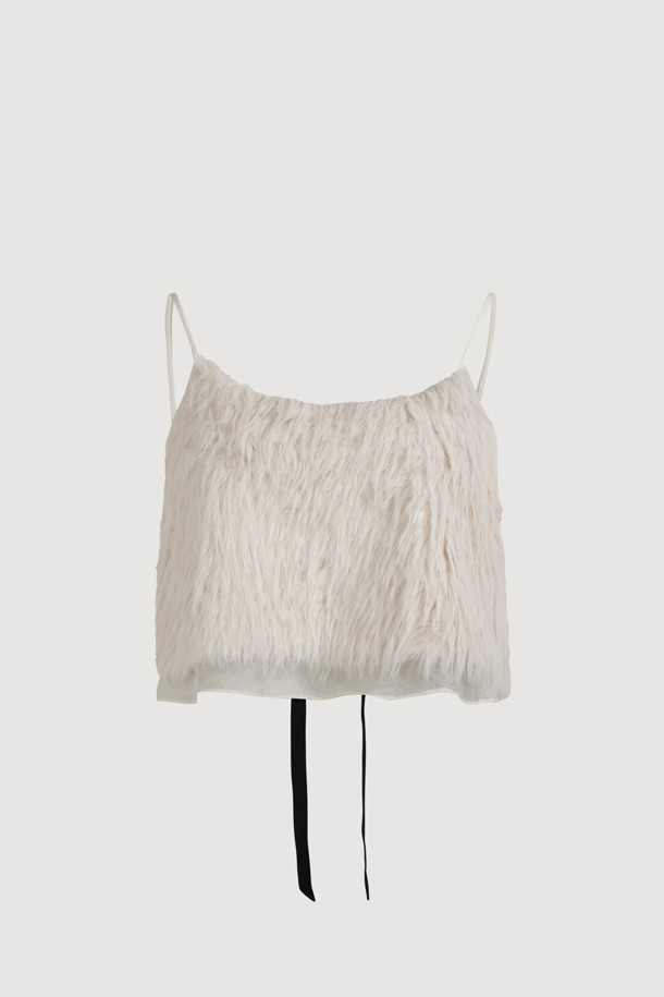 [Atelier] 페이크 퍼 탑 블라우스 (아이보리)는 여성 의류로, 가을/겨울 시즌에 유니크하고 캐주얼한 스타일을 연출하기 좋습니다. 아이보리 컬러의 페이크 퍼 소재로 제작되었으며, 민소매 크롭 기장으로 디자인되었습니다. 어깨끈 길이 조절이 가능하며, 밑단에는 시어 배색 소재를 레이어드하여 포인트를 더했습니다. 뒷판에는 아틀리에 로고 테이프 장식이 있으며, 세미 A라인 핏으로 부드러운 촉감과 두꺼운 두께감을 자랑합니다. 데이트룩, 카페룩, 연말 모임룩 등 다양한 TPO에 맞춰 슬림한 이너와 데님 팬츠와 함께 캐주얼, 미니멀, 시크한 스타일을 연출해 보세요.
