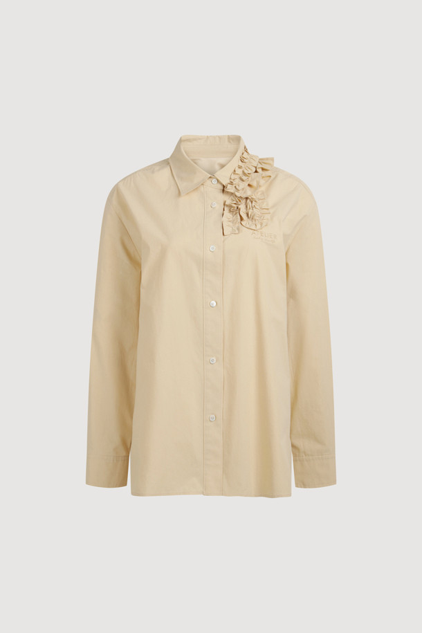 [Atelier] 프릴 포인트 셔츠 타입 블라우스 (베이지)는 캐주얼, 클래식, 로맨틱 스타일을 아우르는 여성 블라우스입니다. 베이지 컬러에 스탠다드 핏과 긴소매 디자인으로, 봄, 가을에 활용하기 좋습니다. 앞 중심 단추, 프릴 디테일, 가슴 레터링 자수가 포인트이며, 오픈 클로징 방식으로 편안하게 착용할 수 있습니다. 데이트룩, 카페룩, 모임룩 등 다양한 TPO에 잘 어울리는 아이템입니다. 프릴 넥 라인이 여성스러운 분위기를 더합니다.
