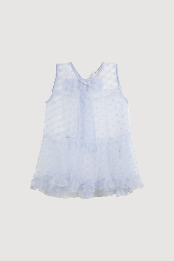 **플라워 자수 셔링 민소매 블라우스 (라이트 블루)**

산뜻한 라이트 블루 컬러의 플라워 자수 셔링 민소매 블라우스입니다. 메쉬 소재로 시원하고, 라운드넥 디자인에 A라인 핏으로 여성스러운 실루엣을 연출합니다. 플라워 자수와 셔링 디테일, 밑단 러플, 뒷면 리본으로 클래식하면서도 유니크한 무드를 더했습니다. 데이트룩, 카페룩, 모임룩 등 다양한 TPO에 활용 가능하며, 레이어드하여 스타일리시하게 연출할 수 있습니다. 봄, 여름 시즌에 로맨틱하고 걸리시한 스타일을 완성해 보세요.
