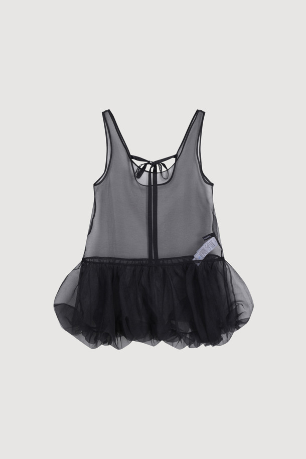 백 리본 볼륨 시어 탑 블라우스 (블랙)는 여성스러운 무드를 연출하는 블라우스입니다. 시스루 소재와 오버핏 디자인으로 유니크하고 캐주얼한 스타일을 완성하며, 봄, 여름 시즌에 활용하기 좋습니다. 얇은 두께감과 라운드넥, 민소매 디자인으로 시원하게 착용할 수 있으며, 밑단 셔링 디테일이 특징입니다. 뒷넥 레터링 테이프가 포인트이며, 레이어드 스타일링으로 다양한 연출이 가능합니다. 데이트룩, 카페룩, 모임룩 등 다양한 TPO에 미니멀하고 시크한 스타일을 더해보세요.
