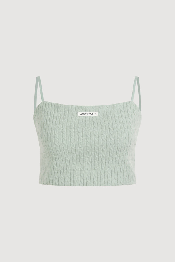 Label Point Jersey Top (라벨 포인트 저지 탑)은 뷔스티에 스타일의 크롭 기장 상의입니다. 부드러운 저지 소재에 꽈배기 조직으로 포인트를 주었으며, 민트 컬러가 산뜻한 느낌을 더합니다. 어깨끈 조절이 가능하여 핏을 조절할 수 있으며, 레이어드하여 다양한 스타일을 연출할 수 있습니다. 데이트룩, 카페룩, 봄 소풍룩 등 캐주얼하고 걸리시한 스타일을 완성해보세요. 슬림핏 디자인으로 여성스러운 실루엣을 강조합니다.
