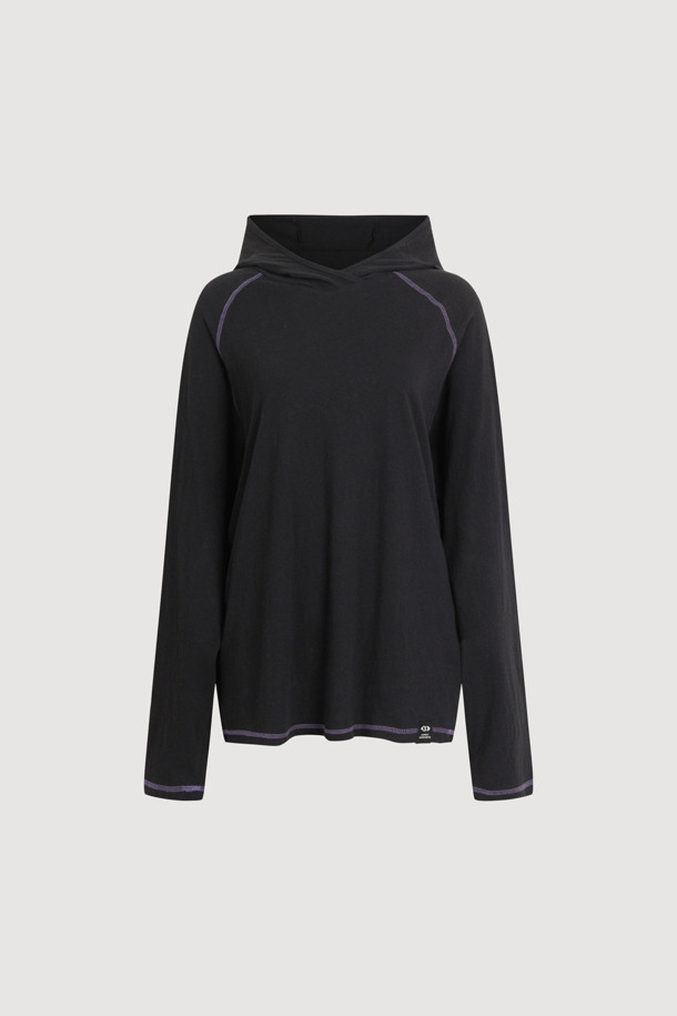 루즈핏 후드 티셔츠 (블랙)는 홑겹 후드 디자인으로 제작되어 가볍고 편안한 착용감을 선사합니다. 암홀과 밑단에 배색 스티치 포인트를 주어 은은한 멋을 더했으며, 밑단 개발 라벨 디테일로 디자인의 완성도를 높였습니다. 캐주얼, 스트리트, 미니멀 스타일을 즐겨 입는 분들께 추천하며, 데일리룩, 집콕룩, 산책룩 등 다양한 TPO에 활용하기 좋습니다. 레귤러 기장의 긴소매 루즈핏으로, 부드러운 촉감의 무지 블랙 컬러가 어떤 옷에도 잘 어울립니다.
