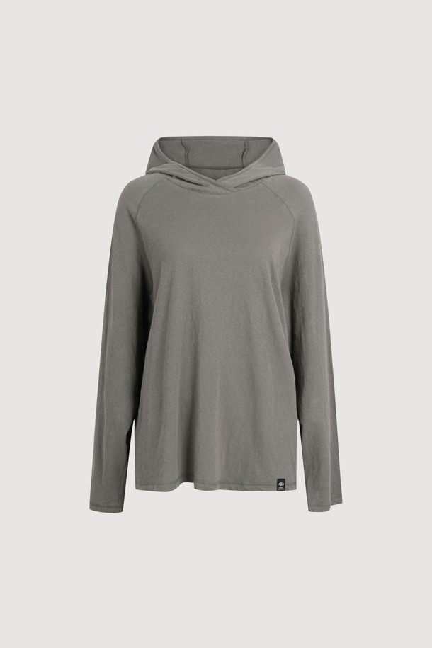 [Re-Order] 루즈 핏 후드 티셔츠 (grey)는 편안한 착용감을 선사하는 캐주얼 스타일의 후드 티셔츠입니다. 얇은 두께감과 부드러운 촉감으로 제작되어, 동네 마실룩, 집콕룩, 산책룩 등 언제 어디서든 편안하게 입기 좋습니다. 홑겹 후드 디자인과 암홀, 밑단 컬러 배색 스티치가 특징이며, 루즈 핏으로 여유로운 실루엣을 연출합니다. 무지 디자인에 밑단 개발 라벨로 포인트를 더한 미니멀, 시티 보이 스타일의 후드 티셔츠입니다. 긴 소매 기장으로 다양한 스타일링이 가능합니다.
