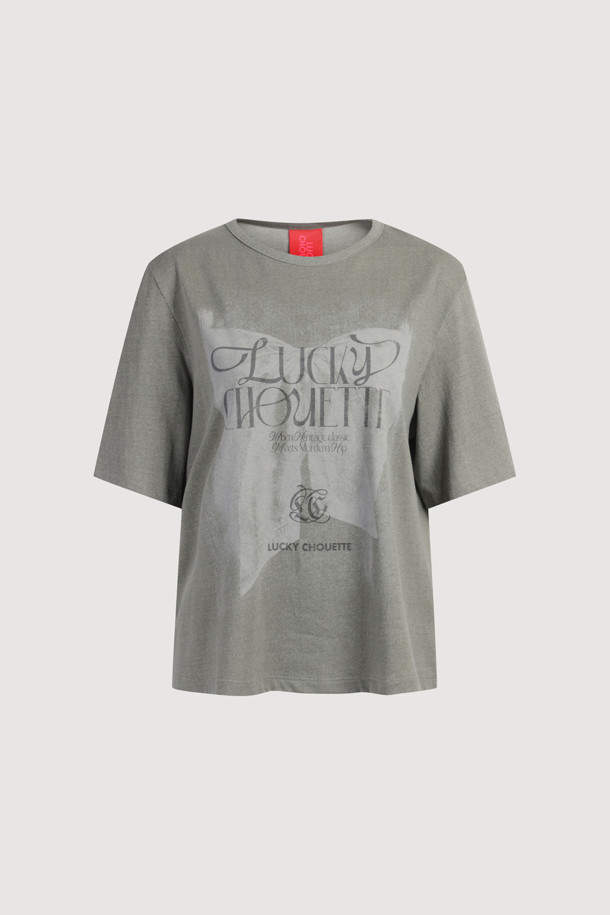 프린트 포인트 베이직 핏 하프 슬리브 티셔츠 (카키)는 캐주얼, 스트리트 무드를 연출하는 여성 반팔 티셔츠입니다. 봄, 여름 시즌에 적합하며, 크롭 기장과 라운드넥 디자인으로 시원하고 트렌디한 스타일을 완성합니다. 면 소재로 제작되어 편안한 착용감을 선사하며, 얇은 두께감으로 쾌적하게 입을 수 있습니다. 빈티지한 그래픽 프린트와 리본 디테일이 포인트이며, 피그먼트 워싱 가공으로 독특한 분위기를 더했습니다. 일상, 동네 마실, 봄 소풍, 여행 등 다양한 TPO에 활용하기 좋으며, 드라이클리닝을 권장합니다.
