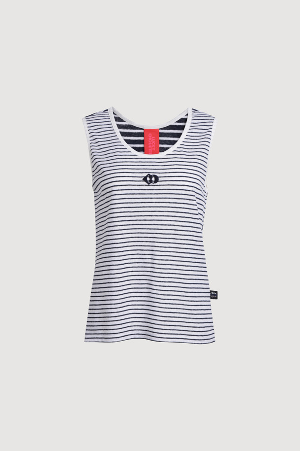 [Re-Order] Stripe Mix Sleeveless T-shirt (dark navy)는 앞뒤 다른 스트라이프 패턴으로 포인트를 준 여성용 민소매 티셔츠입니다. 네이비와 화이트 컬러의 조화가 시원하며, 스탠다드핏과 라운드넥 디자인으로 편안한 착용감을 선사합니다. 일상복으로 활용하기 좋은 캐주얼하고 베이직한 스타일이며, 앞면 엠블럼 자수 디테일이 돋보이는 웨어러블한 디자인입니다.
