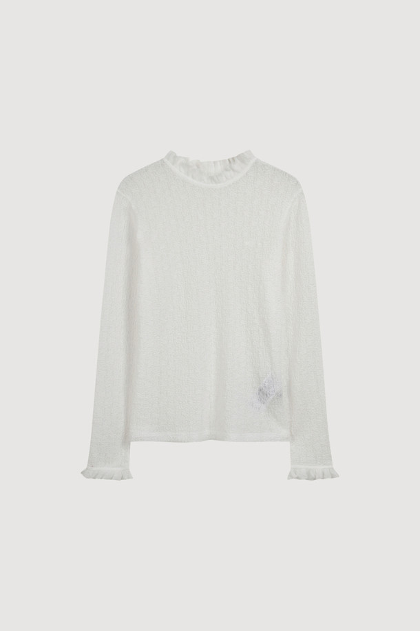 아이보리 컬러의 "[Re-Order] 프릴 레이스 긴소매 티셔츠"입니다. 부드러운 촉감의 레이스 소재로 제작되었으며, 봄, 가을에 입기 좋습니다. 라운드넥과 슬림핏 디자인에 넥과 소매 부분의 프릴 디테일이 여성스럽고 우아한 분위기를 연출합니다.  얇은 두께로 레이어드하여 다양한 스타일을 연출할 수 있으며, 데이트룩, 카페룩, 모임룩에 활용하기 좋습니다. 클래식, 로맨틱, 미니멀한 스타일을 즐기는 여성분들께 추천합니다.
