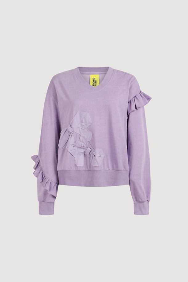 **바이올렛 자수 포인트 스웨트셔츠**

여성스러운 무드의 바이올렛 컬러 스웨트셔츠입니다. 넉넉한 루즈핏과 브이넥 디자인으로 편안하면서도 스타일리시하게 연출할 수 있습니다. 소매 프릴 디테일과 리본 자수 포인트가 사랑스러운 분위기를 더하며, 피그먼트 워싱 가공으로 부드러운 촉감을 선사합니다. 봄, 가을 시즌 데이트룩이나 카페룩에 매치하여 캐주얼하면서도 로맨틱한 스타일을 완성해보세요. 면 소재로 제작되었으며, 드라이클리닝을 권장합니다.
