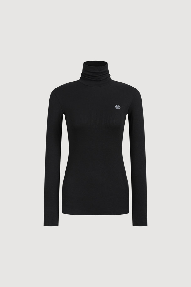 **[Re-Order] 골지 터틀넥 긴소매 티셔츠 (블랙)**

부드러운 면 소재로 제작되어 편안한 착용감을 선사하는 블랙 컬러의 터틀넥 티셔츠입니다. 슬림핏 디자인으로 여성스러운 실루엣을 강조하며, 가을/겨울 시즌에 적합합니다. 베이직한 스타일로 다양한 룩에 활용하기 좋으며, 이너 또는 레이어드용으로 활용도가 높습니다. 왼쪽 가슴 부분의 엠블럼 자수 디테일이 돋보이며, 출근룩, 미니멀, 클래식, 캐주얼 스타일을 즐기는 분들께 추천합니다. 얇은 두께감과 긴 소매 기장으로 간절기부터 겨울까지 따뜻하게 착용할 수 있습니다.
