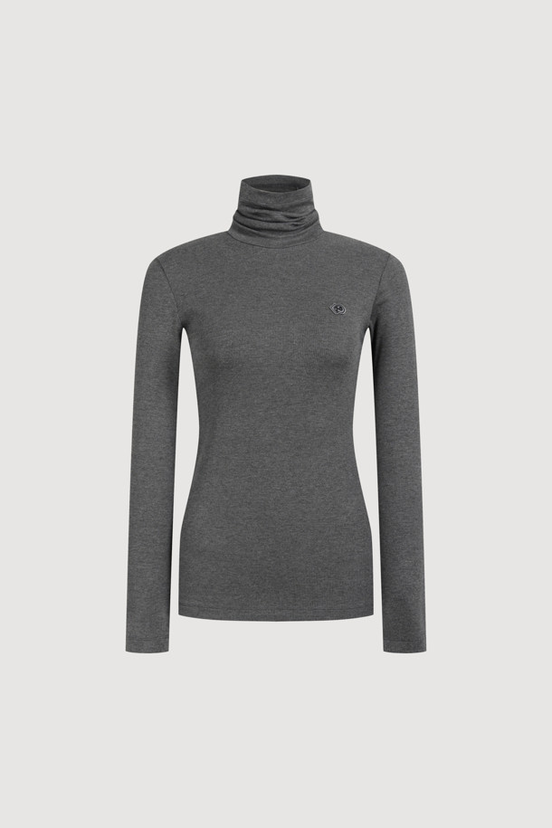 멜란지 그레이 컬러의 골지 터틀넥 티셔츠입니다. 가을, 겨울 시즌에 활용하기 좋은 긴소매 슬림핏 티셔츠로, 부드러운 면 소재로 제작되어 편안한 착용감을 선사합니다. 베이직하고 캐주얼한 스타일로, 다양한 룩에 매치하기 좋으며, 신축성 있는 소재와 왼쪽 가슴 엠블럼 자수가 포인트입니다. 얇은 두께로 제작되어 레이어드하여 입기에도 용이하며, 겨울 데일리룩, 카페룩, 데이트룩 등 다양한 TPO에 활용할 수 있습니다. 미니멀, 캐주얼, 클래식 스타일을 즐겨 입는 분들께 추천합니다.
