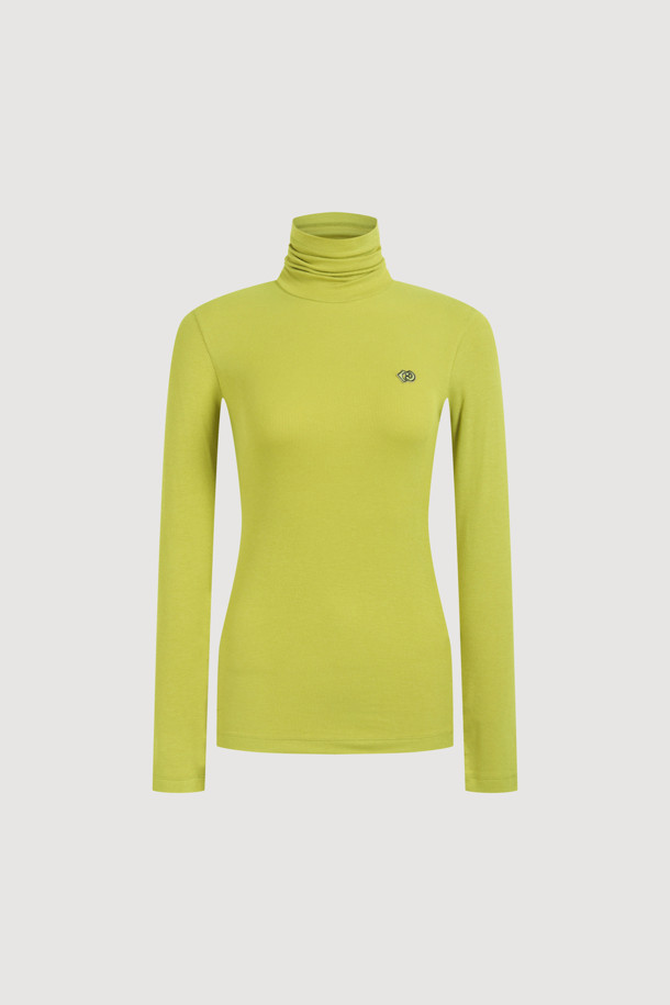 라임 컬러의 골지 터틀넥 긴팔 티셔츠입니다. 캐주얼하고 베이직한 스타일로, 가을과 겨울철 데일리룩에 활용하기 좋습니다. 신축성이 좋은 소재로 제작되어 편안한 착용감을 선사하며, 슬림핏 디자인으로 깔끔한 핏을 연출합니다. 왼쪽 가슴 부분의 엠블럼 자수 디테일이 돋보이며, 레이어드하여 다양한 스타일을 연출할 수 있습니다.
