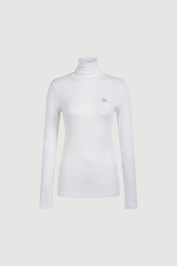 골지 터틀넥 긴소매 티셔츠 (화이트)는 가을, 겨울 시즌에 활용하기 좋은 상의입니다. 슬림핏으로 제작되어 깔끔한 실루엣을 연출하며, 신축성 좋은 소재로 편안한 착용감을 선사합니다. 베이직하고 캐주얼한 스타일로 다양한 룩에 매치하기 좋으며, 왼쪽 가슴 엠블럼 자수가 포인트입니다. 이너용으로 또는 레이어드하여 겨울 데일리룩, 출근룩, 오피스룩 등 다양한 TPO에 맞춰 미니멀, 클래식, 캐주얼 스타일을 연출할 수 있습니다.
