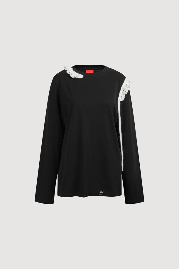 블랙 색상의 니트 크로셰 포인트 롱 슬리브 티셔츠입니다. 부드러운 촉감의 니트 소재로 제작되어 봄, 가을, 겨울 모두 활용 가능하며, 레귤러 핏으로 편안하게 착용할 수 있습니다. 라운드넥 디자인에 어깨 니트 테이프 장식과 밑단 라벨 디테일이 돋보입니다. 출근룩이나 모임룩 등 다양한 TPO에 클래식, 미니멀, 캐주얼 스타일로 연출하기 좋습니다. 무지 디자인으로 어떤 스타일에도 쉽게 매치할 수 있는 베이직한 티셔츠입니다.
