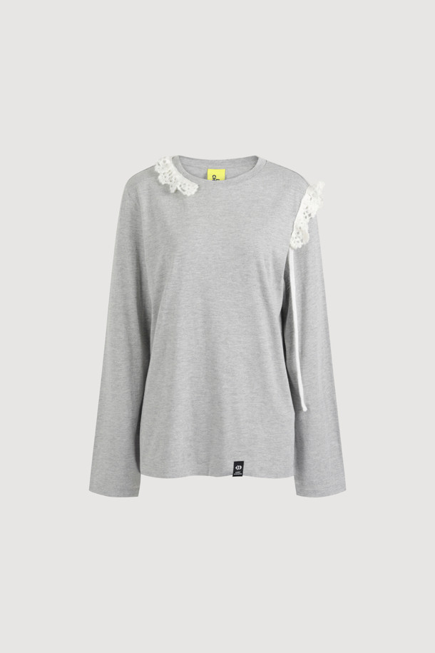 멜란지 그레이 컬러의 니트 크로쉐 포인트 긴팔 티셔츠입니다. 부드러운 면 소재로 제작되어 편안한 착용감을 선사하며, 얇은 두께감으로 가을, 겨울철에 활용하기 좋습니다. 루즈핏 라운드넥 디자인으로 베이직하면서도 캐주얼한 스타일을 연출하며, 니트 테이프 장식과 라벨 디테일이 돋보입니다. 출근룩, 모임룩 등 다양한 TPO에 미니멀, 클래식한 무드로 코디할 수 있습니다.
