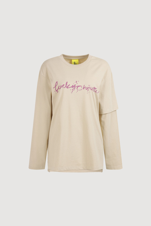 라이트 베이지 컬러의 레터링 포인트 루즈핏 롱 슬리브 티셔츠입니다. 부드러운 면 소재로 제작되어 편안한 착용감을 선사하며, 캐주얼한 스타일을 연출하기 좋습니다. 라운드넥 디자인에 언밸런스 소매 디테일과 슬로건 프린트가 포인트로 더해져 유니크함을 더했습니다. 봄, 가을 시즌 산책룩 또는 봄 소풍룩으로 활용하기 좋으며, 캐주얼, 미니멀, 클래식 스타일을 즐겨 입는 여성분들께 추천합니다. 루즈핏으로 편안하게 착용 가능하며, 레귤러 기장으로 다양한 하의와 매치하기 용이합니다.

