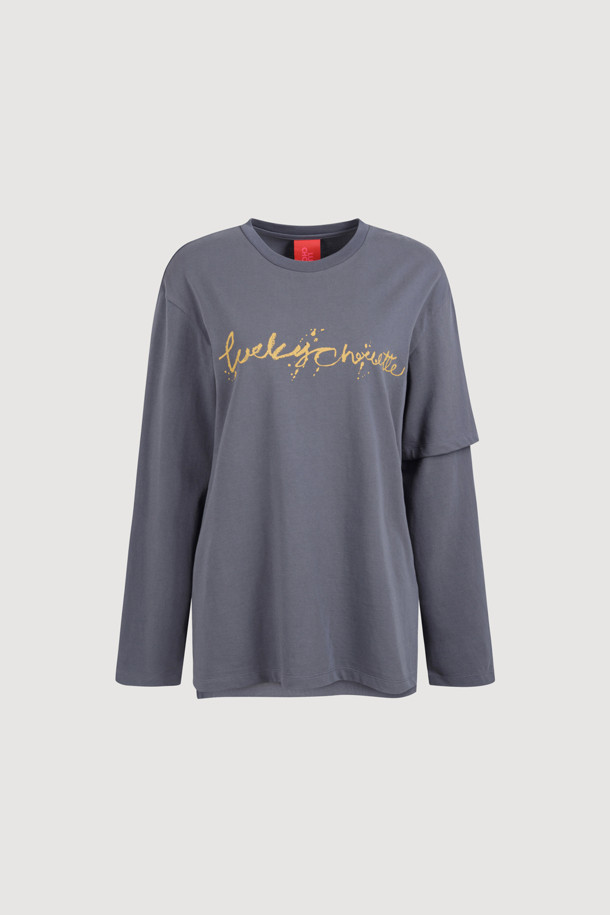 다크 블루 컬러의 레터링 포인트 루즈핏 긴소매 티셔츠입니다. 부드러운 면 소재로 제작되어 편안한 착용감을 선사하며, 일상에서 캐주얼하고 베이직한 스타일을 연출하기 좋습니다. 언밸런스 소매 디테일과 슬로건 프린트가 돋보이는 디자인으로, 산책룩이나 집콕룩 모두 잘 어울립니다. 넉넉한 루즈핏으로 편안함을 더했으며, 봄, 가을 시즌에 활용하기 좋은 아이템입니다. 라운드넥 디자인으로 어떤 스타일에도 쉽게 매치할 수 있습니다.
