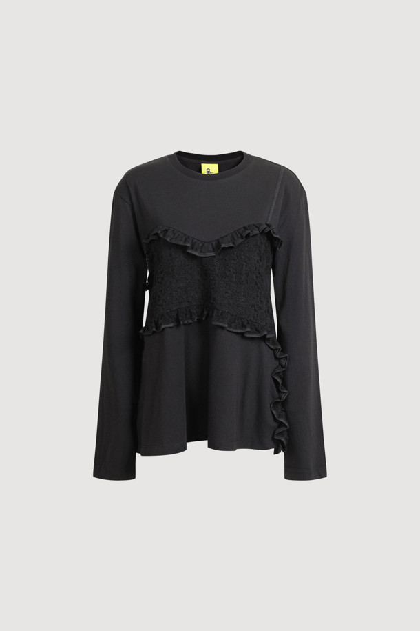 [Re-Order] 레이스 뷔스티에 긴 소매 티셔츠 (블랙)는 여성스러운 무드를 연출하는 티셔츠입니다. 슬림핏 디자인에 고급스러운 레이스 소재의 뷔스티에 디테일이 더해져 캐주얼하면서도 우아한 스타일을 완성합니다. 라운드넥과 긴 소매 기장으로 간절기에도 활용하기 좋으며, 앞뒤 레이어드 디자인으로 포인트를 더했습니다. 데이트룩이나 모임룩으로, 또는 캐주얼, 클래식, 로맨틱 등 다양한 스타일링에 매치하여 다채로운 연출이 가능합니다. 부드러운 면 소재로 제작되어 편안한 착용감을 선사합니다.
