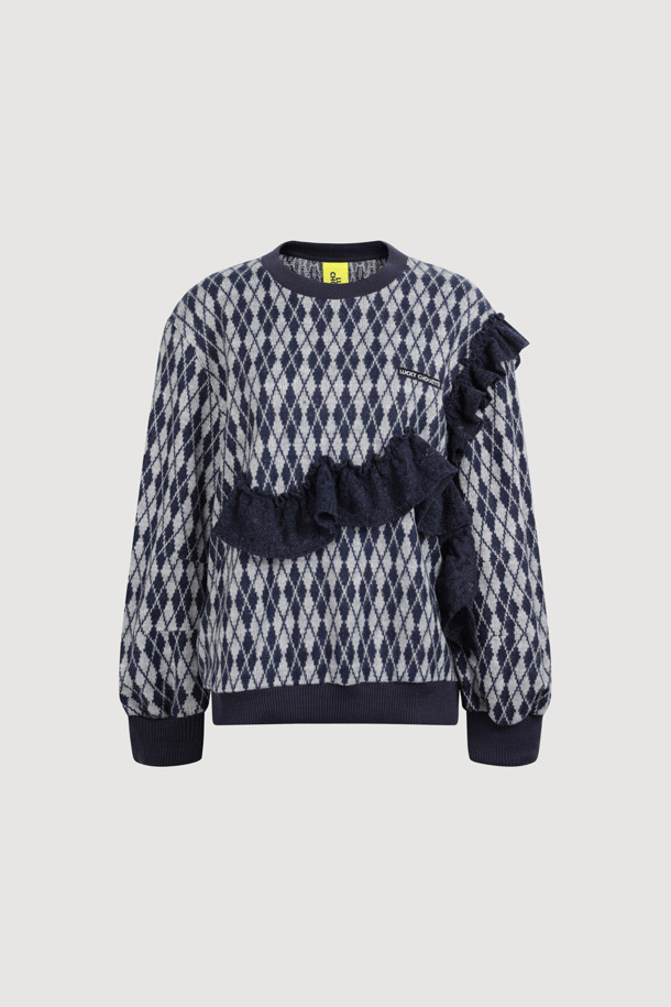 프릴 포인트 아가일 스웨트 티셔츠 (네이비)는 겨울철 캐주얼룩을 완성해 줄 여성 의류입니다. 부드러운 기모 소재로 제작되어 포근한 착용감을 선사하며, 루즈핏 디자인으로 편안하게 즐길 수 있습니다. 네이비 컬러에 아가일 패턴이 더해져 클래식한 무드를 자아내며, 프릴 장식과 레터링 자수, 어깨 및 앞판 배색 디테일로 포인트를 더했습니다. 집콕룩이나 산책룩 등 다양한 TPO에 활용 가능하며, 캐주얼, 클래식, 미니멀 스타일을 모두 소화할 수 있는 활용도 높은 아이템입니다. 긴 소매 기장의 라운드넥 디자인으로 어떤 하의와도 잘 어울립니다.
