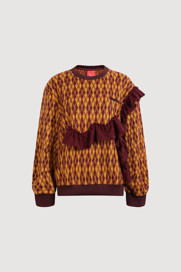 프릴 포인트 아가일 스웨트 티셔츠 (와인)는 포근한 기모 안감으로 따뜻함을 더한 여성용 맨투맨입니다. 캐주얼한 무드의 루즈핏으로 편안하게 착용 가능하며, 라운드넥과 긴 소매 기장으로 디자인되었습니다. 아가일 패턴과 프릴 디테일, 레터링 자수가 돋보여 포인트를 더했습니다. 집콕룩이나 산책룩 등 데일리하게 활용하기 좋으며, 미니멀, 클래식 스타일을 즐겨 입는 분들께 추천합니다. 다만, 필링에 주의하여 관리해야 합니다.
