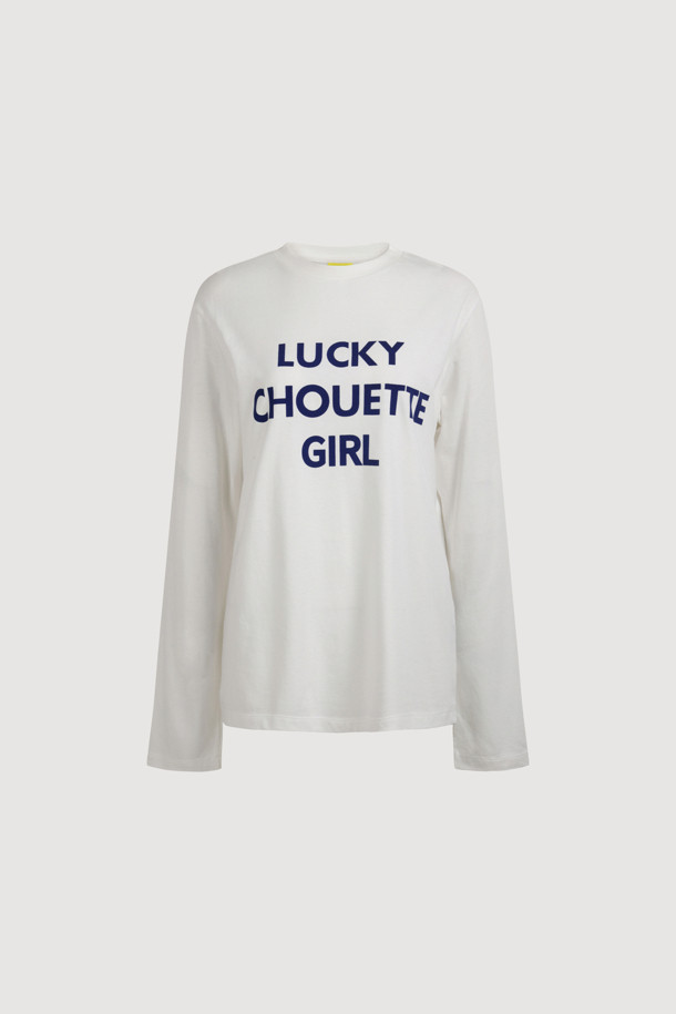 화이트 컬러의 레터링 포인트 롱 슬리브 티셔츠입니다. 부드러운 면과 모달 혼방 소재로 제작되어 편안한 착용감을 선사하며, 봄, 가을 시즌에 활용하기 좋습니다. 여유로운 루즈핏에 라운드넥 디자인으로 캐주얼하고 베이직한 스타일을 연출합니다. 앞면에 레터링 프린트가 포인트로 들어가 밋밋함을 덜어주며, 피그먼트 염색 처리로 은은한 멋을 더했습니다. 산책룩, 미니멀 스타일 연출에 적합하며, 얇은 두께감으로 간절기에도 부담 없이 착용할 수 있습니다.
