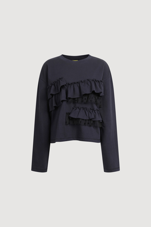 다크 네이비 색상의 프릴 포인트 스탠다드핏 긴팔 티셔츠입니다. 봄, 가을에 어울리는 얇은 두께의 면 소재로 제작되어 편안한 착용감을 선사합니다. 라운드넥 디자인에 메쉬 프릴 디테일이 더해져 캐주얼하면서도 여성스러운 분위기를 연출합니다. 16수 싱글 져지 소재로 제작되어 부드러운 촉감을 느낄 수 있으며, 데이트룩이나 봄 소풍룩과 같은 TPO에 활용하기 좋습니다. 미니멀, 캐주얼, 걸리시 스타일을 즐겨 입는 여성분들께 추천합니다.
