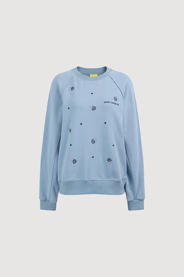 블루 컬러의 플라워 자수 스웨트 티셔츠입니다. 부드러운 면 소재로 제작되어 편안한 착용감을 선사하며, 봄, 가을 시즌에 활용하기 좋습니다. 캐주얼하고 미니멀한 스타일로, 일상복이나 봄 소풍룩으로 연출하기 좋습니다. 장미 모티브 프린트와 레터링 자수 디테일이 돋보이며, 루즈핏과 라운드넥 디자인으로 편안하게 착용할 수 있습니다. 긴 소매 기장으로 간절기 날씨에 적합하며, 다양한 하의와 매치하여 스타일리시하게 연출해보세요.
