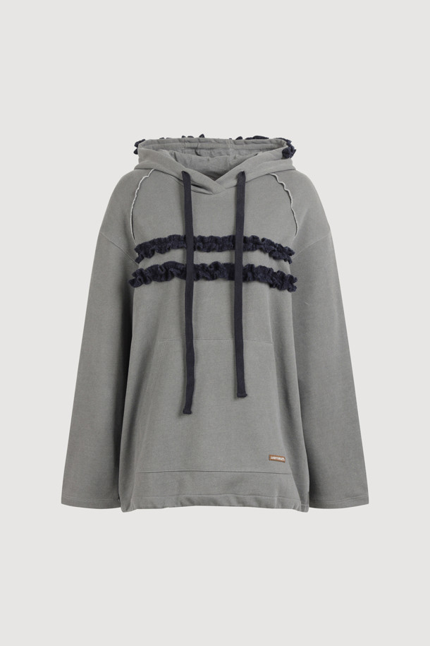 프릴 포인트 루즈핏 후드 티셔츠 (그레이)는 3단 쮸리 소재로 제작되어 부드러운 촉감을 선사하는 데일리 후드 티셔츠입니다. 캐주얼, 미니멀, 스트리트 스타일을 모두 소화할 수 있으며, 캥거루 포켓과 레터링 자수 디테일이 돋보입니다. 루즈핏으로 편안한 착용감을 제공하며, 피그먼트 워싱으로 빈티지한 멋을 더했습니다. 봄, 가을, 겨울 모두 활용 가능하며, 집콕룩이나 산책룩으로 활용하기 좋습니다. 
