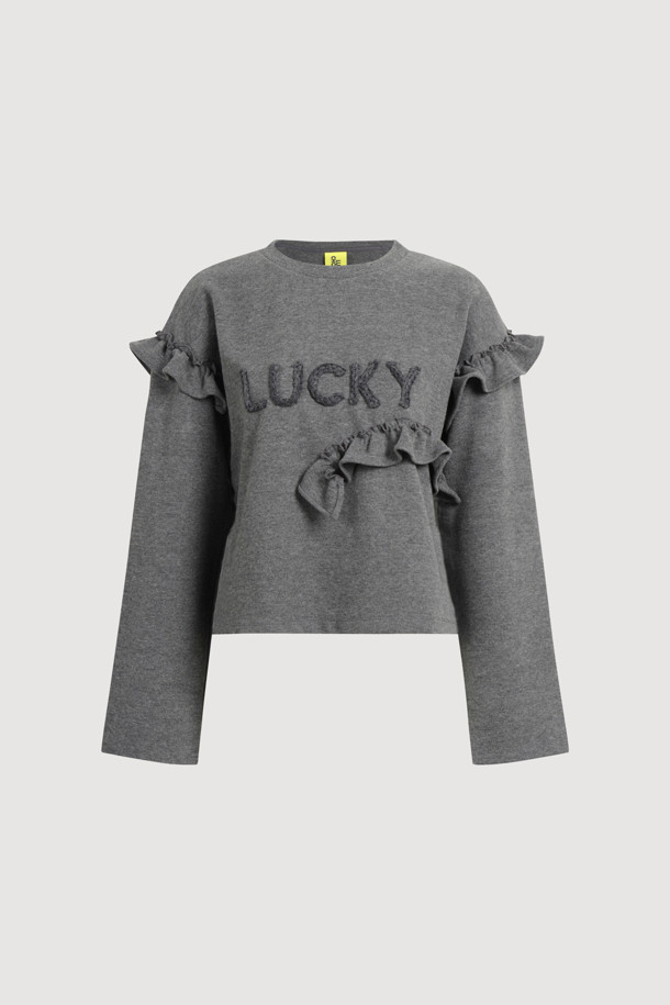 멜란지 그레이 컬러의 크로셰 자수 포인트 롱 슬리브 티셔츠입니다. 부드러운 니트라이크 져지 소재로 제작되어 편안한 촉감을 선사하며, 가을/겨울 시즌 데이트룩, 모임룩에 적합합니다. 라운드넥에 루즈핏으로 디자인되어 캐주얼, 미니멀, 로맨틱 스타일을 연출하기 좋습니다. 섬세한 뜨개 자수 포인트와 프릴 디테일이 여성스러운 무드를 더합니다. 얇은 두께로 제작되어 간절기부터 겨울까지 스타일리시하게 착용할 수 있습니다.
