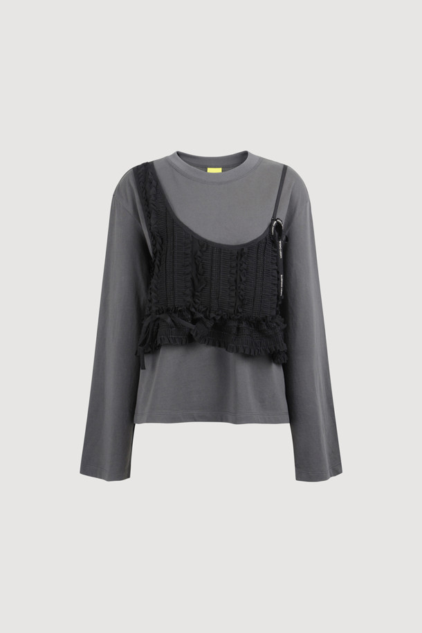 다크 그레이 컬러의 뷔스티에 롱 슬리브 티셔츠입니다. 부드러운 촉감의 면 소재로 제작되었으며, 봄, 가을에 착용하기 좋습니다. 루즈 핏에 라운드넥 디자인으로 편안한 착용감을 선사하며, 셔링 뷔스티에 디테일이 돋보입니다. 일상, 데이트룩, 모임룩 등 다양한 TPO에 캐주얼, 미니멀, 클래식 스타일로 연출하기 좋습니다. 싱글 져지 소재에 실켓 가공하여 부드러운 착용감을 느낄 수 있습니다.
