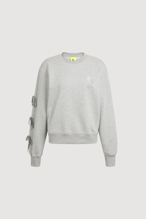 멜란지 그레이 컬러의 리본 포인트 맨투맨 티셔츠입니다. 캐주얼하고 미니멀한 스타일로, 봄, 가을에 어울리는 크롭 기장의 긴소매 디자인입니다. 오른쪽 소매에는 벨벳 리본 장식이, 가슴에는 슈에뜨 자수가 포인트로 자리 잡고 있습니다. 슬림핏으로 제작되어 더욱 세련된 핏을 연출하며, 일상에서 편안하게 착용할 수 있는 웨어러블 아이템입니다. 라운드넥으로 제작되어 어떤 스타일에도 잘 어울립니다.
