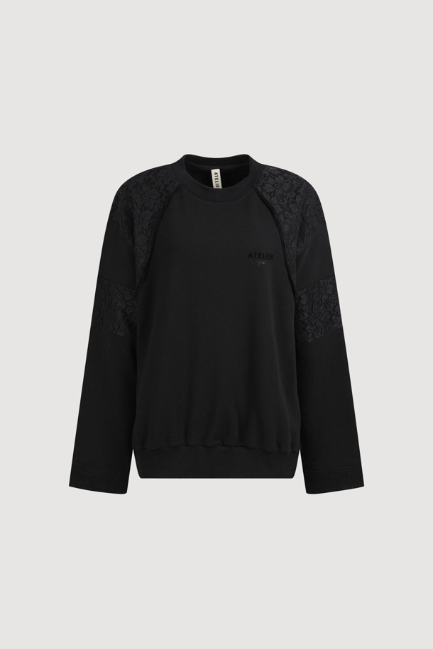[Atelier] 레이스 패치 루즈핏 스웨트 티셔츠 (블랙)는 캐주얼하면서도 페미닌한 스타일을 연출하는 여성 의류입니다. 부드러운 져지 소재와 레이스 패치워크 디테일이 돋보이며, 라운드넥과 긴 소매 디자인으로 편안한 착용감을 선사합니다. 일상 룩, 특히 데이트룩에 적합하며 루즈핏으로 활동성을 높였습니다. 가슴 부분의 아틀리에 프린트가 특징이며, 진한 컬러 특성상 이염에 유의하여 착용해야 합니다.

