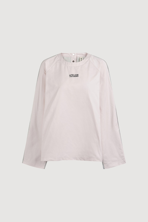 [Atelier] 우븐 믹스 롱 슬리브 티셔츠 (라이트 핑크)는 여성스러운 무드의 티셔츠입니다. 우븐과 미니 쮸리 소재를 혼방하여 바스락거리는 촉감과 은은한 광택감을 선사합니다. 라운드넥에 루즈핏으로 편안하게 착용 가능하며, 앞 중심의 아틀리에 자수 로고가 포인트입니다. 데이트룩이나 카페룩에 잘 어울리는 캐주얼, 스마트 캐주얼 스타일의 아이템으로, 봄, 가을에 활용하기 좋습니다. 블라우스처럼 여성스러운 분위기를 연출해보세요.
