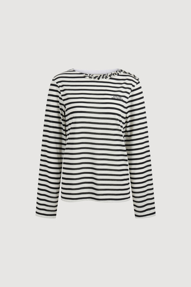 [Atelier] 프릴 포인트 스트라이프 롱 슬리브 티셔츠(아이보리)는 여성스러운 무드를 연출하는 캐주얼 티셔츠입니다. 부드러운 30수 싱글 져지 면 소재로 제작되어 편안한 착용감을 선사하며, 넥 프릴 디테일과 가슴 자수 포인트가 돋보입니다. 슬림핏 디자인에 아이보리 컬러와 스트라이프 패턴이 더해져 클래식하면서도 미니멀한 스타일을 완성합니다. 데이트룩이나 카페룩에 매치하여 여성스러운 분위기를 연출해보세요. 봄, 가을 시즌에 활용하기 좋은 웨어러블한 디자인의 긴소매 티셔츠입니다.
