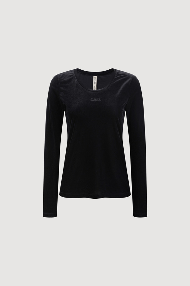 [Re-Order] [아뜰리에] 벨벳 U넥 긴 소매 티셔츠는 부드러운 벨벳 져지 소재로 제작되어 편안한 착용감을 선사합니다. 슬림핏 디자인의 블랙 컬러 무지 티셔츠로, U넥 라인과 긴 소매가 특징입니다. 봄, 가을, 겨울 모두 활용 가능하며, 신축성이 좋아 활동성을 높였습니다. "아뜰리에" 프린트 디테일이 더해져 베이직하면서도 세련된 스타일을 연출합니다. 데이트룩, 모임룩, 출근룩 등 다양한 TPO에 클래식, 미니멀, 시크 스타일로 코디하기 좋습니다.
