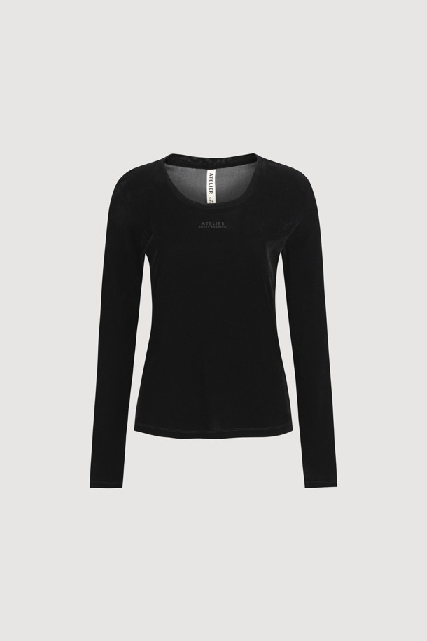 [Re-Order] [아틀리에] 벨벳 U넥 긴 소매 티셔츠는 부드러운 벨벳 져지 소재로 제작되어 은은한 광택과 고급스러운 분위기를 자아냅니다. 슬림핏 디자인과 U넥 라인이 여성스러운 실루엣을 강조하며, 블랙 컬러는 어떤 스타일에도 쉽게 매치할 수 있습니다. 사계절 내내 활용 가능한 얇은 두께감으로 편안하게 착용 가능하며, 아틀리에 프린트가 은은하게 포인트를 더합니다. 데이트룩, 모임룩, 소개팅룩 등 다양한 TPO에 맞춰 클래식, 미니멀, 시크한 스타일을 연출해보세요.
