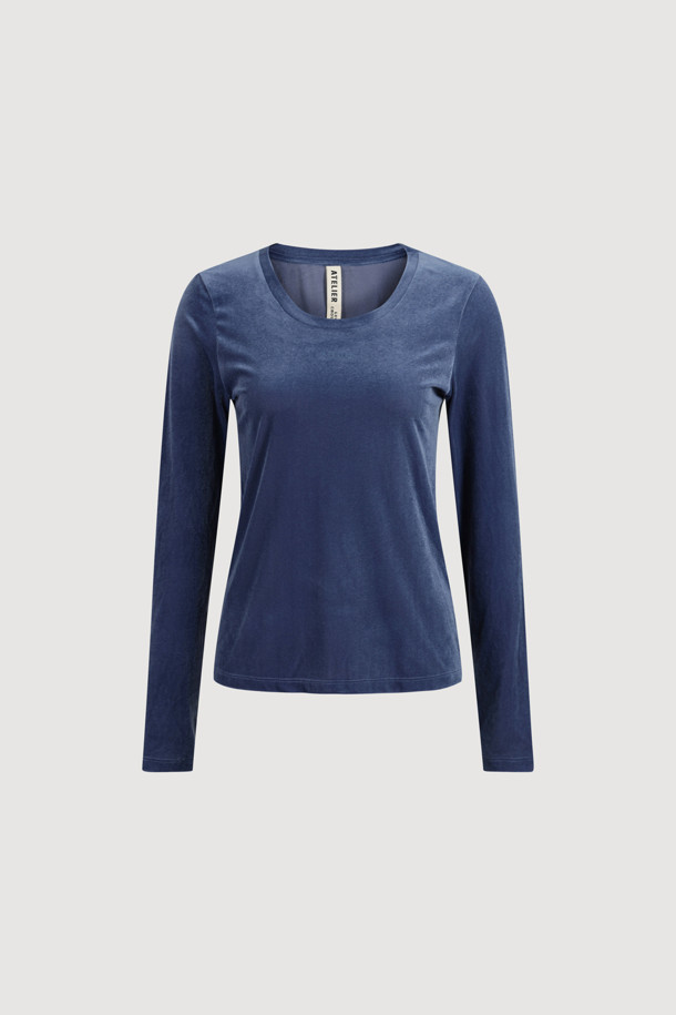 [Re-Order] [아틀리에] 벨벳 U넥 긴 소매 티셔츠는 부드러운 벨벳 져지 소재로 제작되어 가을과 겨울에 따뜻하고 편안하게 착용할 수 있습니다. 슬림핏 디자인에 U넥 라인으로 여성스러운 실루엣을 연출하며, 베이직한 스타일로 데이트룩, 모임룩 등 다양한 TPO에 활용하기 좋습니다. 신축성이 뛰어나 활동성을 높였으며, 앞 중심에는 아틀리에 프린트가 더해져 포인트를 줍니다. 얇은 두께감으로 레이어드하기 좋으며, 단독 손세탁을 권장합니다. 클래식, 미니멀, 캐주얼 스타일을 즐기는 분들께 추천합니다.
