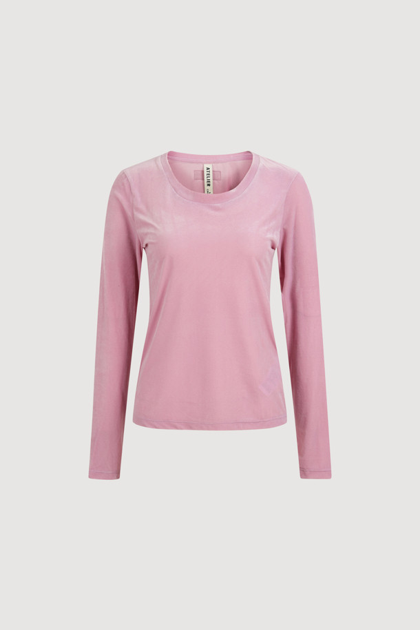 [Atelier] 벨벳 U넥 롱 슬리브 티셔츠(핑크)는 부드러운 벨벳 져지 소재로 제작되어 은은한 광택과 고급스러운 분위기를 자아냅니다. 슬림핏 디자인과 U넥 라인이 여성스러운 실루엣을 연출하며, 얇은 두께감으로 편안한 착용감을 선사합니다. 신축성이 좋아 활동성이 뛰어나며, 뒷넥 테이프 위 아틀리에 자수 포인트가 유니크함을 더합니다. 데이트룩, 모임룩, 파티룩 등 특별한 날을 위한 포인트 착장용으로 제격입니다. 캐주얼, 미니멀, 로맨틱 스타일을 모두 소화 가능한 활용도 높은 아이템입니다.
