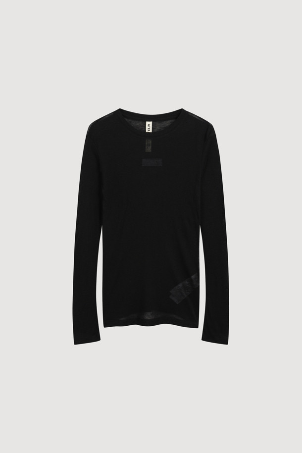 [Atelier] 엠브로이더리 포인트 슬림핏 긴팔 티셔츠 (블랙)는 부드러운 촉감의 울과 텐셀 혼방 소재로 제작되어 편안한 착용감을 선사합니다. 라운드넥 디자인에 아틀리에 자수 포인트와 레이스 테이프 디테일이 더해져 캐주얼하면서도 미니멀한 스타일을 연출합니다. 슬림핏으로 제작되어 슬림한 실루엣을 강조하며, 봄, 가을에 데이트룩 또는 카페룩으로 활용하기 좋습니다. 스탠다드 핏의 루즈한 실루엣이 특징이며, 블랙 컬러로 어떤 스타일에도 쉽게 매치할 수 있습니다.
