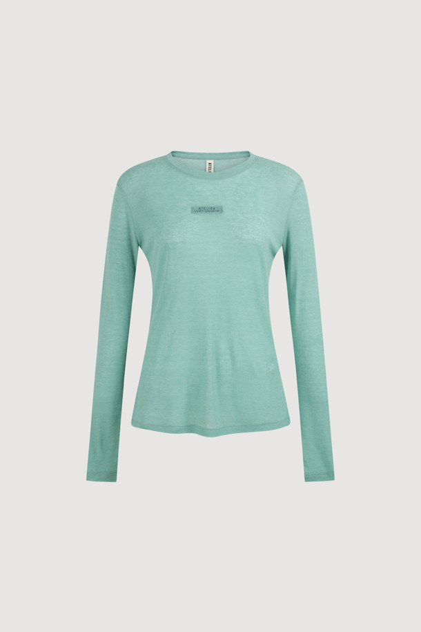 [Atelier] 자수 포인트 슬림핏 긴팔 티셔츠 (green)는 부드러운 촉감의 울, 텐셀 혼방 소재로 제작되어 봄, 가을에 착용하기 좋습니다. 슬림핏 디자인과 라운드넥으로 캐주얼하고 베이직한 스타일을 연출하며, 레이스 테이프 디테일과 아틀리에 자수 포인트가 특징입니다. 데이트룩, 카페룩 등 다양한 TPO에 활용 가능하며, 이너용 티셔츠로도 적합하여 활용도가 높습니다. 그린 컬러로 세련된 느낌을 더해 클래식, 미니멀 스타일을 즐기는 분들께 추천합니다.
