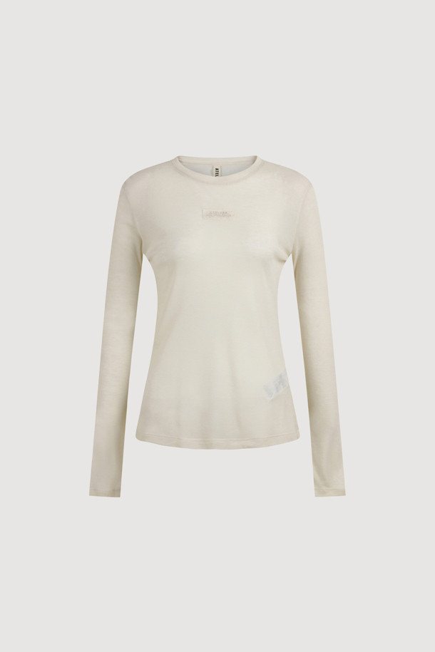 [Atelier] 자수 포인트 슬림 핏 긴팔 티셔츠는 부드러운 촉감의 울, 텐셀 혼방 소재로 제작되어 봄, 가을에 착용하기 좋습니다. 아이보리 컬러에 아틀리에 자수 포인트와 레이스 테이프 디테일이 더해져 캐주얼하면서도 베이직한 스타일을 연출합니다. 슬림핏 디자인과 라운드넥으로 편안하게 착용 가능하며, 얇은 두께감으로 다양한 스타일링에 활용하기 좋습니다. 동네 마실룩, 카페룩 등 편안한 TPO에 미니멀, 클래식한 스타일을 더해보세요. 후라이스 소재로 제작되어 부드러운 착용감을 선사합니다.
