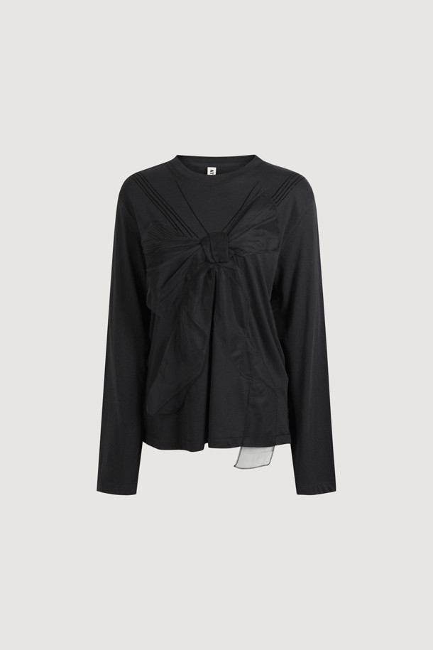 [Atelier] 리본 아플리케 롱 슬리브 티셔츠 (블랙)는 부드러운 모달 소재로 제작되어 편안한 착용감을 선사합니다. 유니크하고 캐주얼한 스타일을 연출하며, 메쉬 리본 디테일과 세일러 카라 프린트, 하이브리드 디자인이 돋보입니다. 라운드넥에 여유 있는 핏으로 편안함을 더했으며, 봄, 가을 계절에 데이트룩, 카페룩 등 다양한 TPO에 활용하기 좋습니다. 미니멀하면서도 로맨틱한 무드를 연출할 수 있는 긴소매 티셔츠입니다.
