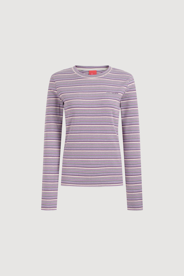 스트라이프 슬림 핏 롱 슬리브 티셔츠 (바이올렛)는 여성용 티셔츠로, 봄, 가을에 입기 좋은 긴소매 디자인입니다. 부드러운 면과 스판덱스 혼방 소재로 제작되어 편안한 착용감을 선사하며, 슬림 핏으로 깔끔한 실루엣을 연출합니다. 라운드넥에 가슴 레터링 자수 포인트와 뒷넥 개발 라벨 디테일이 돋보이며, 신축성 좋은 소재로 활동성을 높였습니다. 캐주얼하고 베이직한 스타일로, 동네 마실룩이나 봄 소풍룩에 활용하기 좋습니다.
