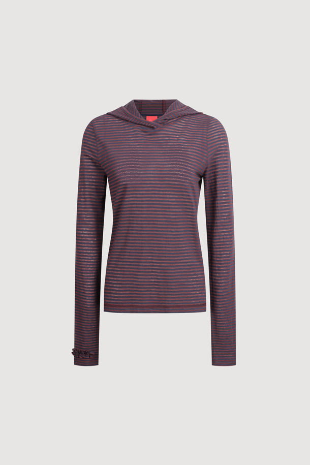 슬림핏 후드 티셔츠는 다크 브라운 컬러의 여성용 후드 티셔츠입니다. 봄, 가을 시즌에 적합하며, 얇은 두께와 부드러운 져지 소재로 편안한 착용감을 선사합니다. 슬림핏으로 제작되어 캐주얼하고 미니멀한 스타일을 연출하며, 소매와 후드에 프릴 디테일이 더해져 여성스러운 포인트를 더했습니다. 스트라이프 패턴과 배색 스티치 자수 디테일이 돋보이며, 기본 이너로 활용도가 높아 동네 마실룩, 카페룩, 봄 소풍룩 등 다양한 TPO에 활용하기 좋습니다.
