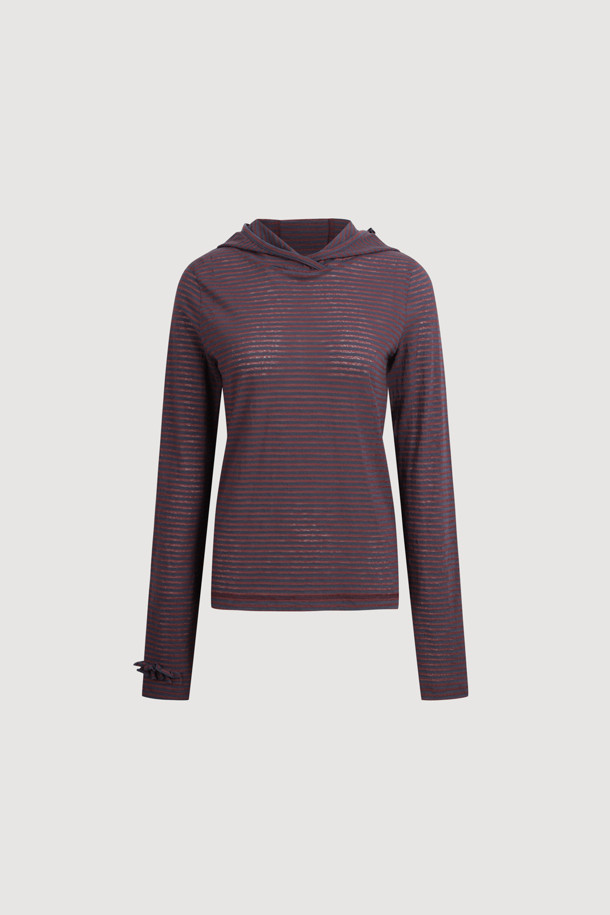 **슬림핏 후드 티셔츠**

여성용 슬림핏 후드 티셔츠입니다. 갈색 컬러에 캐주얼한 스타일로, 봄, 가을에 착용하기 좋습니다. 소매와 후드 부분에 프릴 디테일이 있으며, 배색 스티치 자수가 포인트입니다. 스트라이프 및 플라워 패턴으로 디자인되어 있으며, 기본 이너 티셔츠로 활용 가능합니다. 동네 마실룩, 카페룩, 봄 소풍룩 등 다양한 TPO에 맞춰 미니멀하고 로맨틱한 스타일을 연출해보세요.
