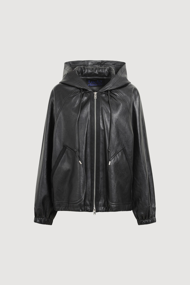 [Re-Order] 페이크 레더 후드 점퍼 (블랙)는 가을, 겨울 시즌에 어울리는 여성용 점퍼입니다. 루즈핏으로 제작되어 편안한 착용감을 선사하며, 지퍼형 여밈 방식으로 간편하게 착용할 수 있습니다. 블랙 컬러에 로고 패턴이 더해져 캐주얼하고 스트릿한 무드를 연출합니다. 두꺼운 두께감의 인조가죽과 페이크 스웨이드 배색으로 고급스러움을 더했으며, 긴 소매와 후드 디자인이 특징입니다. 겨울 데일리룩, 쇼핑룩, 산책룩 등 다양한 TPO에 활용할 수 있습니다.
