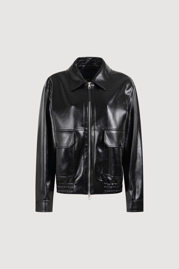 페이크 레더 카라 점퍼 (블랙)는 가을, 겨울 시즌에 어울리는 여성용 아우터입니다. 캐주얼, 스트릿 스타일을 연출하기 좋으며, 넉넉한 레귤러핏으로 편안하게 착용할 수 있습니다. 블랙 컬러의 무지 디자인에, 인조가죽 소재와 두꺼운 두께감으로 따뜻함을 더했습니다. 칼라 디테일, 지퍼 슬라이더 장식, 가슴 포켓, 스냅 버튼, 밑단 밴딩, 럭키 로고 안감 등 다양한 특징을 갖춘 블루종 스타일의 점퍼입니다. 겨울 데일리룩, 쇼핑룩, 모임룩에 활용하기 좋은 아이템입니다.
