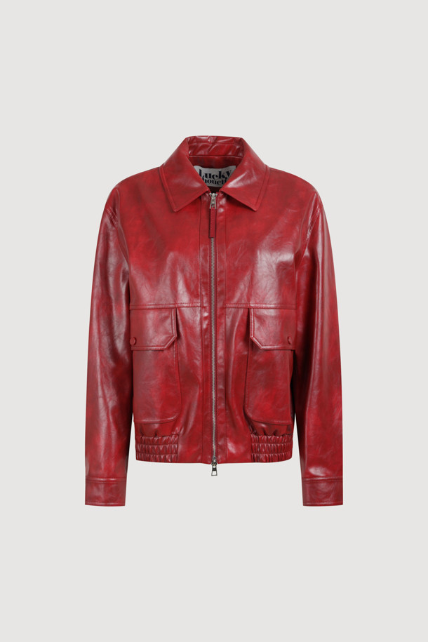 페이크 레더 카라 점퍼 (레드)는 캐주얼, 스트릿 스타일을 즐기는 여성들을 위한 크롭 기장의 인조 가죽 점퍼입니다. 봄, 가을에 적합하며, 부드러운 촉감의 소재로 제작되어 편안하게 착용할 수 있습니다. 지퍼형 여밈 방식에 밑단 이밴드 블루종 디자인으로 활동성을 높였으며, 워시드 가공과 래키 (LUCKY) 로고 안감, 가슴 포켓 스냅 디테일이 특징입니다. 데이트룩, 쇼핑룩 등 다양한 TPO에 맞춰 미니멀한 스타일링을 연출해보세요. 루즈핏으로 편안하면서도 멋스러운 핏을 선사합니다.
