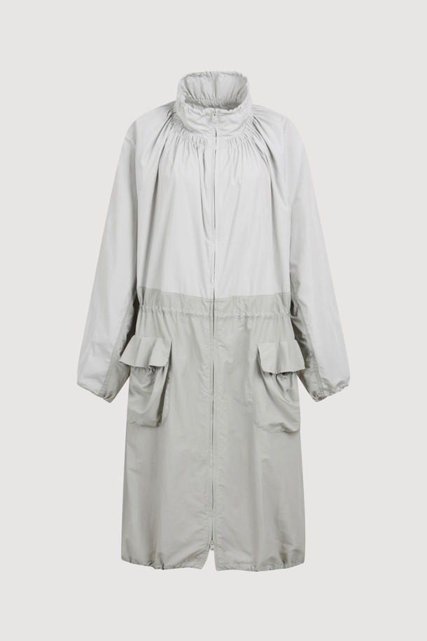 볼륨 포켓 롱 점퍼 (라이트 그레이)는 캐주얼, 스트릿, 미니멀 스타일을 즐겨 입는 여성 고객을 위한 아이템입니다. 가볍고 부드러운 나일론 소재로 제작되어 봄, 가을 간절기에 적합하며, 얇은 두께감으로 편안한 착용감을 선사합니다. 롱 기장과 루즈핏으로 체형 커버에 효과적이며, 볼륨감 있는 포켓 디자인과 넥, 허리 밑단 셔링 디테일이 돋보입니다. 지퍼 여밈 방식으로 간편하게 착용 가능하며, 동네 마실룩, 산책룩 등 일상적인 활동에 스타일리시함을 더해줍니다. 원피스 같은 실루엣으로 여성스러움을 강조하며 다양한 룩에 활용하기 좋습니다.
