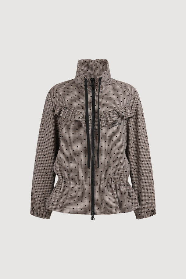 **[Re-Order] 프릴 디테일 체크 점퍼**

러블리함과 캐주얼 무드를 동시에 연출하는 여성 점퍼입니다. 가을, 겨울 시즌에 어울리는 두꺼운 두께감의 플리스 소재로 제작되어 부드러운 촉감을 선사합니다. 체크 패턴과 허리 스트링, 벌룬 핏으로 사랑스러운 분위기를 더하며, 투웨이 지퍼와 긴 소매, 프릴 디테일이 돋보입니다. 안감에는 LUCKY 로고 패턴과 솔리드 소매 안감을 사용하여 포인트를 주었습니다. 데이트룩, 산책룩 등 다양한 일상 스타일을 연출해보세요.
